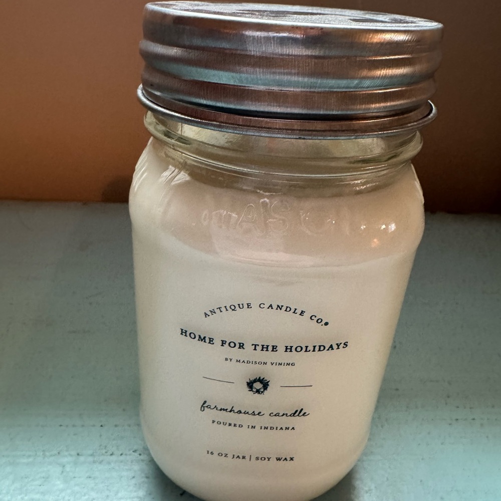 Antique Candle Co Home for the Holidays 16oz Candle New!